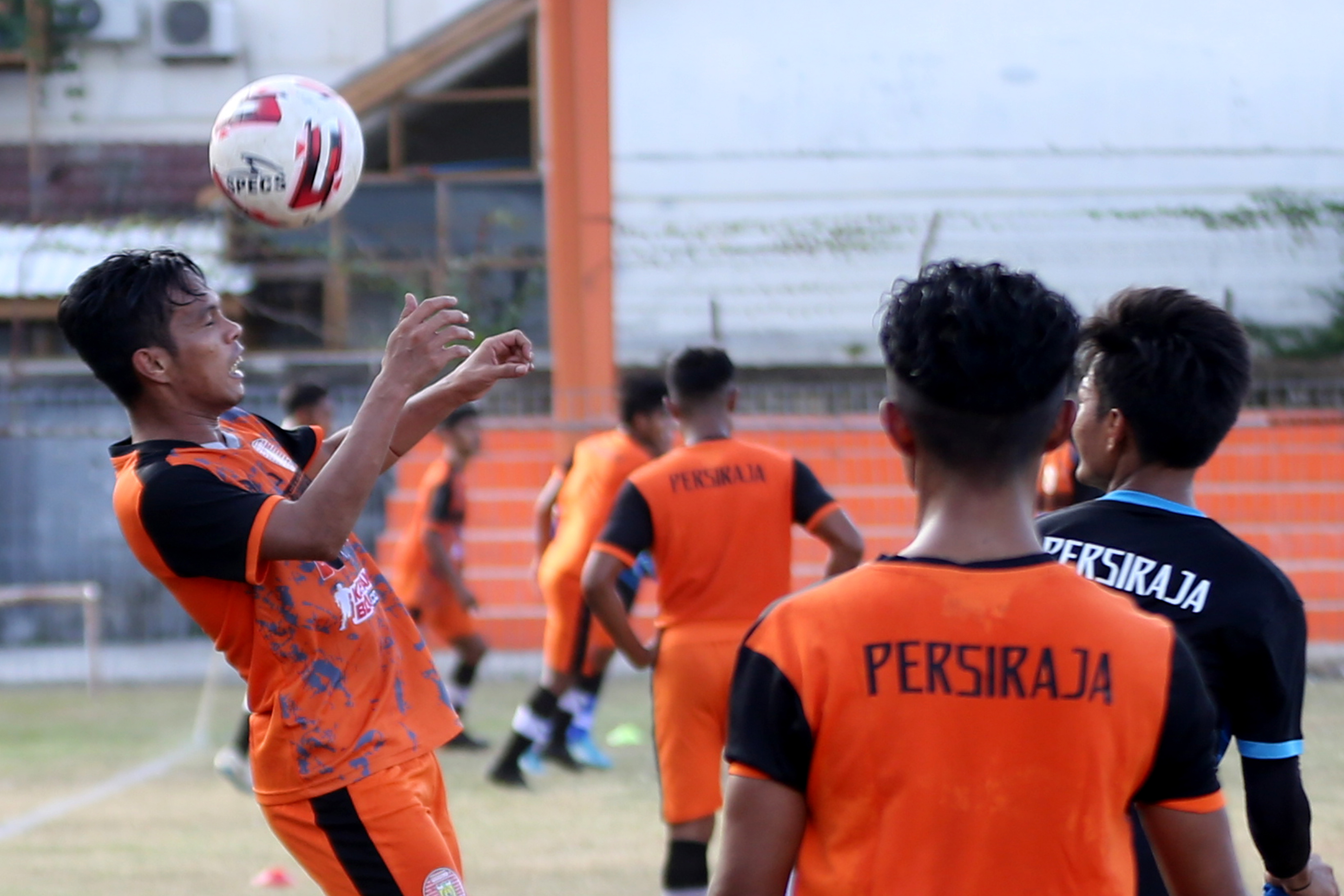 Pemain sepak bola Persiraja mengikuti latihan perdana, di Stadion H Dimurthala Banda Aceh, Aceh