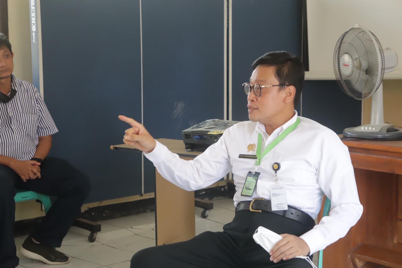 Kepala BPPSDMP, Kementan, Dedi Nursyamsi, saat melakukan kunjungan kerja ke Kecamatan Bangodua, Kabupaten Indramayu, Jawa Barat.