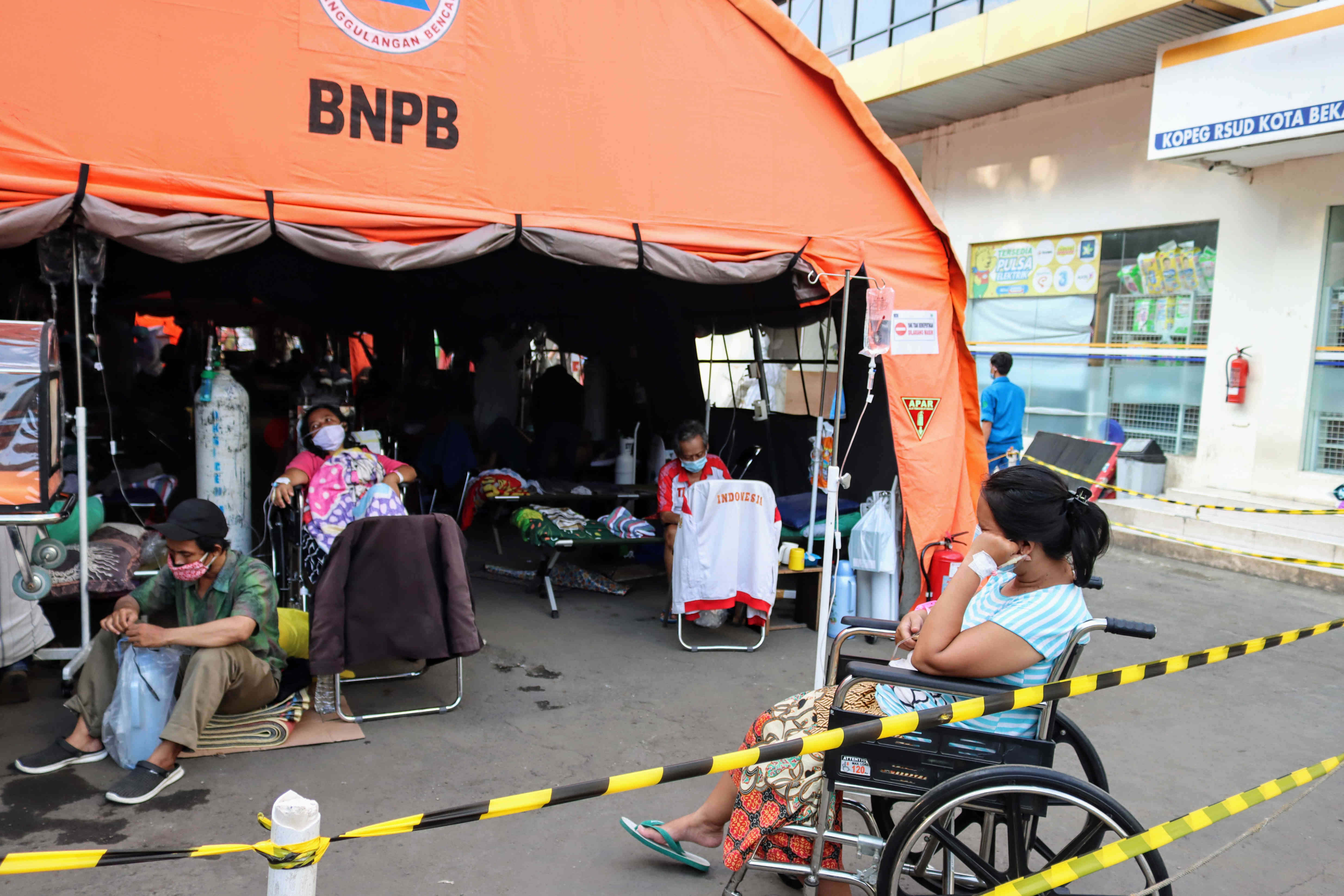 Suasana RSUD Chasbullah Abdulmadjid Kota Bekasi yang mengalami lonjakan pasien covid-19.