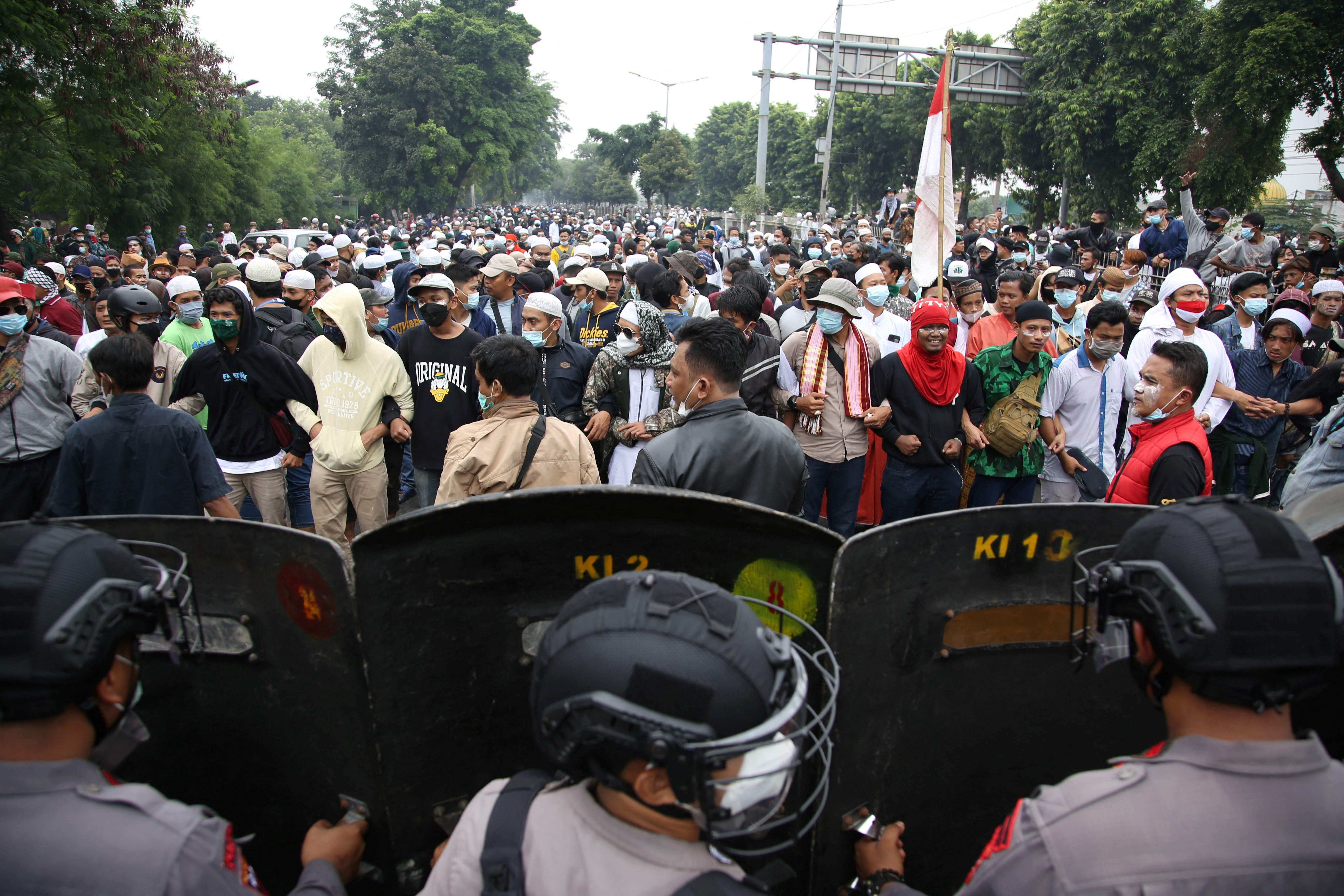Para pendukung rizieq yang memadati sidang vonis mantan petinggi FPI tersebut.