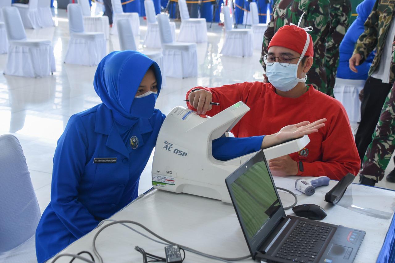 Kegiatan vaksinasi Covid-19 di Gedung Gada Kesatrian Marinir Hartono Cilandak Jakarta Selatan, Sabtu (26/6)  
