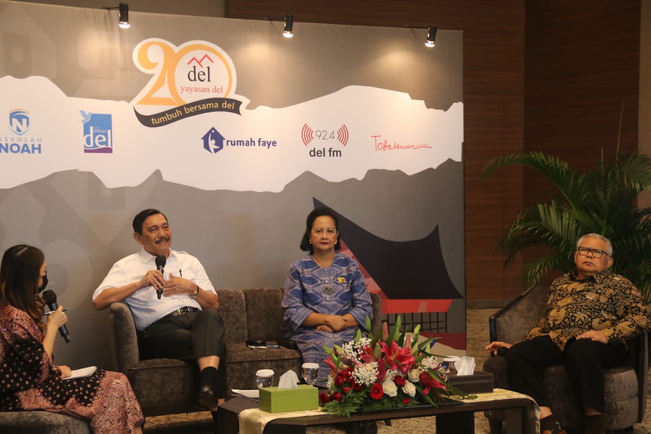 Pendiri dan Ketua Pembina Yayasan Del, Luhut Binsar Pandjaitan (kedua dari kiri) jelang HUT yayasan.