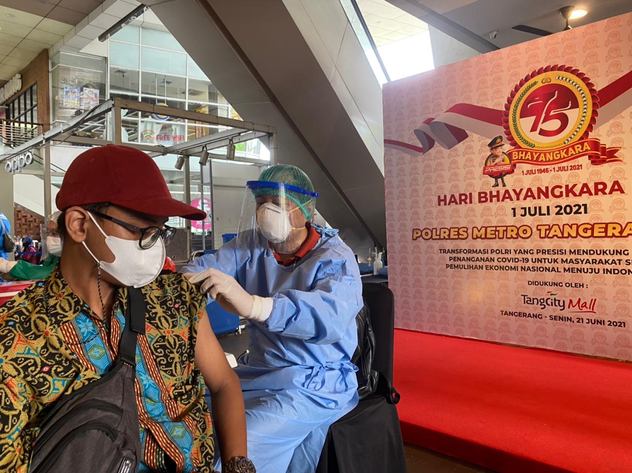 vaksinasi massal yang digekar Polres Metro Tangerang dan Tangcity Mal