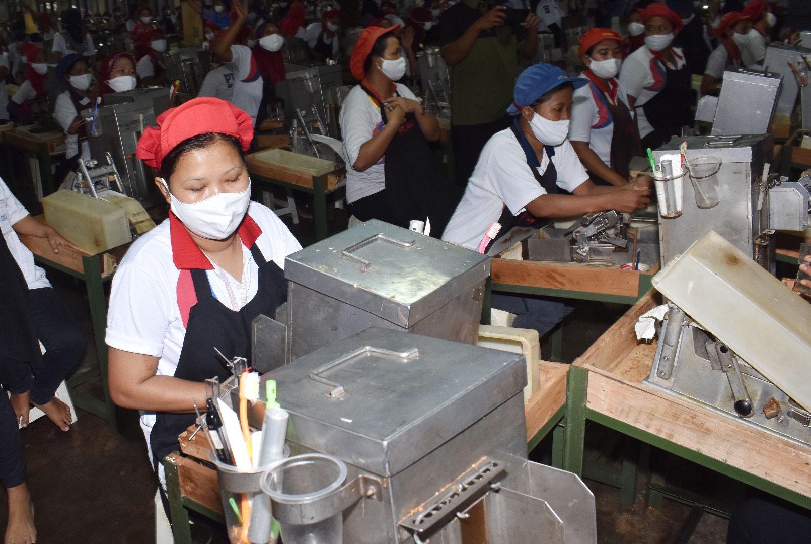 Suasana ruang produksi pabrik rokok di Madiun, yang merupakan mitra HM Sampoerna.