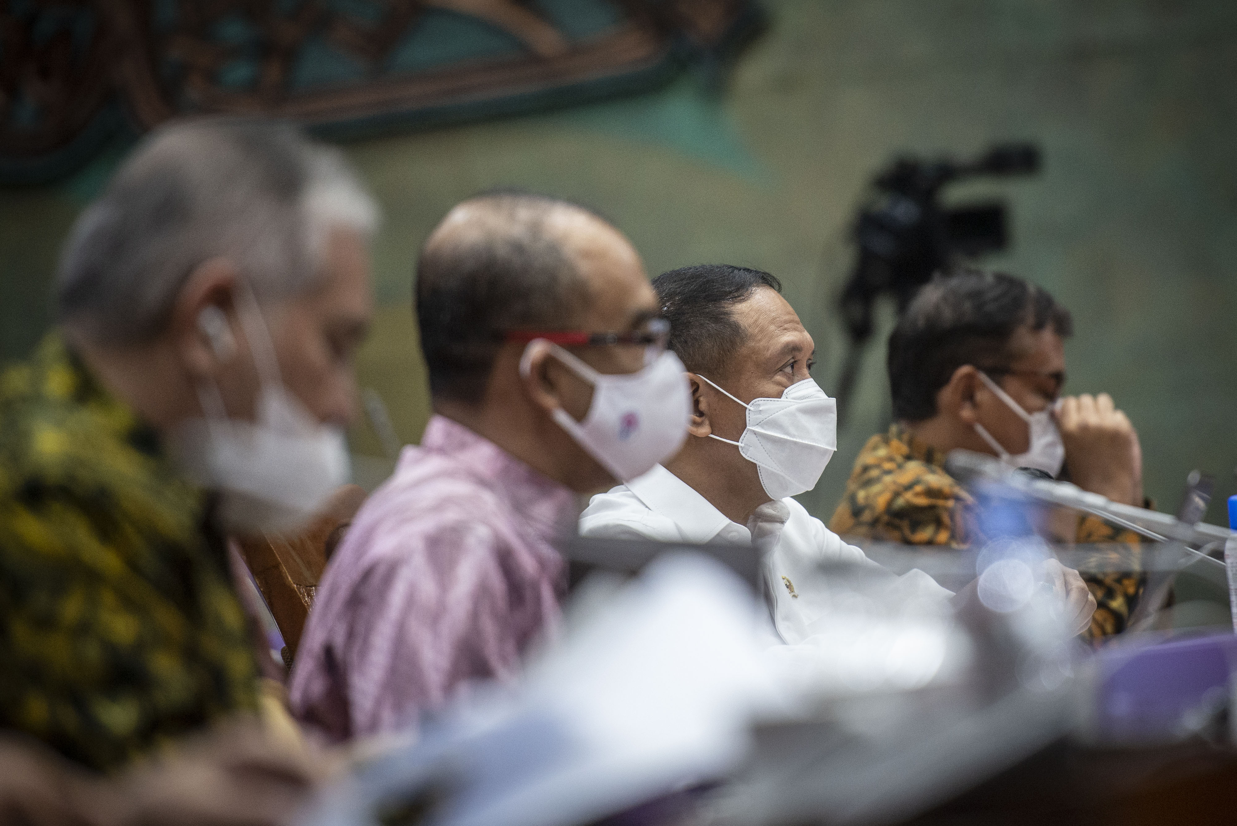 Menpora Zainudin Amali (kedua kanan) mengikuti rapat kerja dengan Komisi X DPR di Kompleks Parlemen, Senayan, Jakarta, Selasa (15/6).
