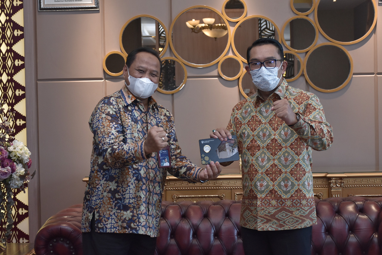 Direktur Utama PT Pusri Palembang Tri Wahyudi Saleh (kiri) bersama Gubernur Jawa Barat Ridwan Kamil.