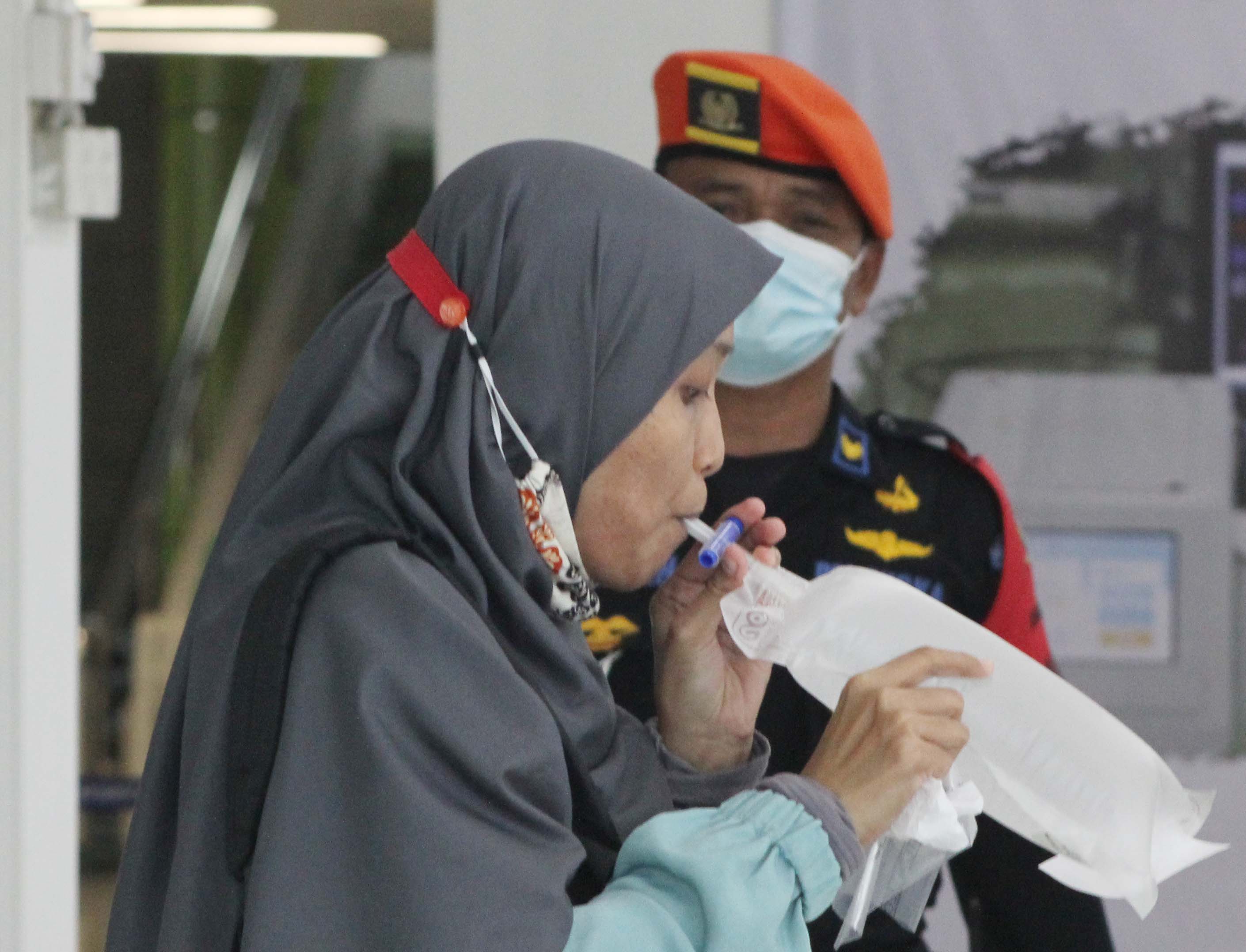 Penumpang kereta api menggunakan GeNose C19