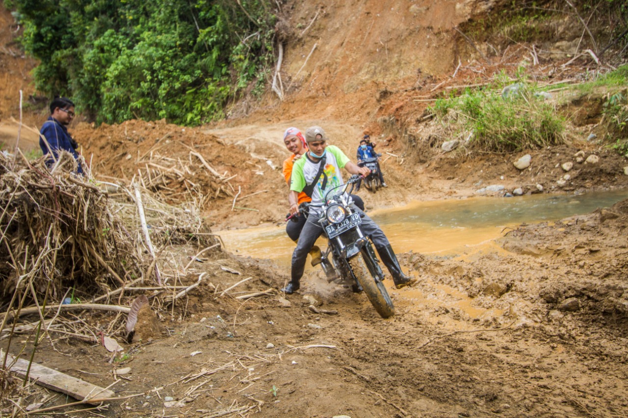 Infrastruktur jalan di pedalaman Meratus rusak parah diterjang banjir awal tahun lalu hingga kini belum diperbaiki.