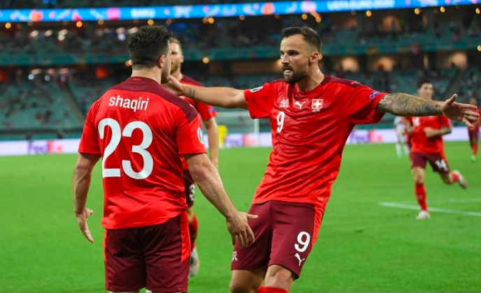 Gelandang serang tim nasional Swiss Xherdan Shaqiri (kiri) melakukan selebrasi bersama Haris Seferovic seusai mencetak gol ke gawang.