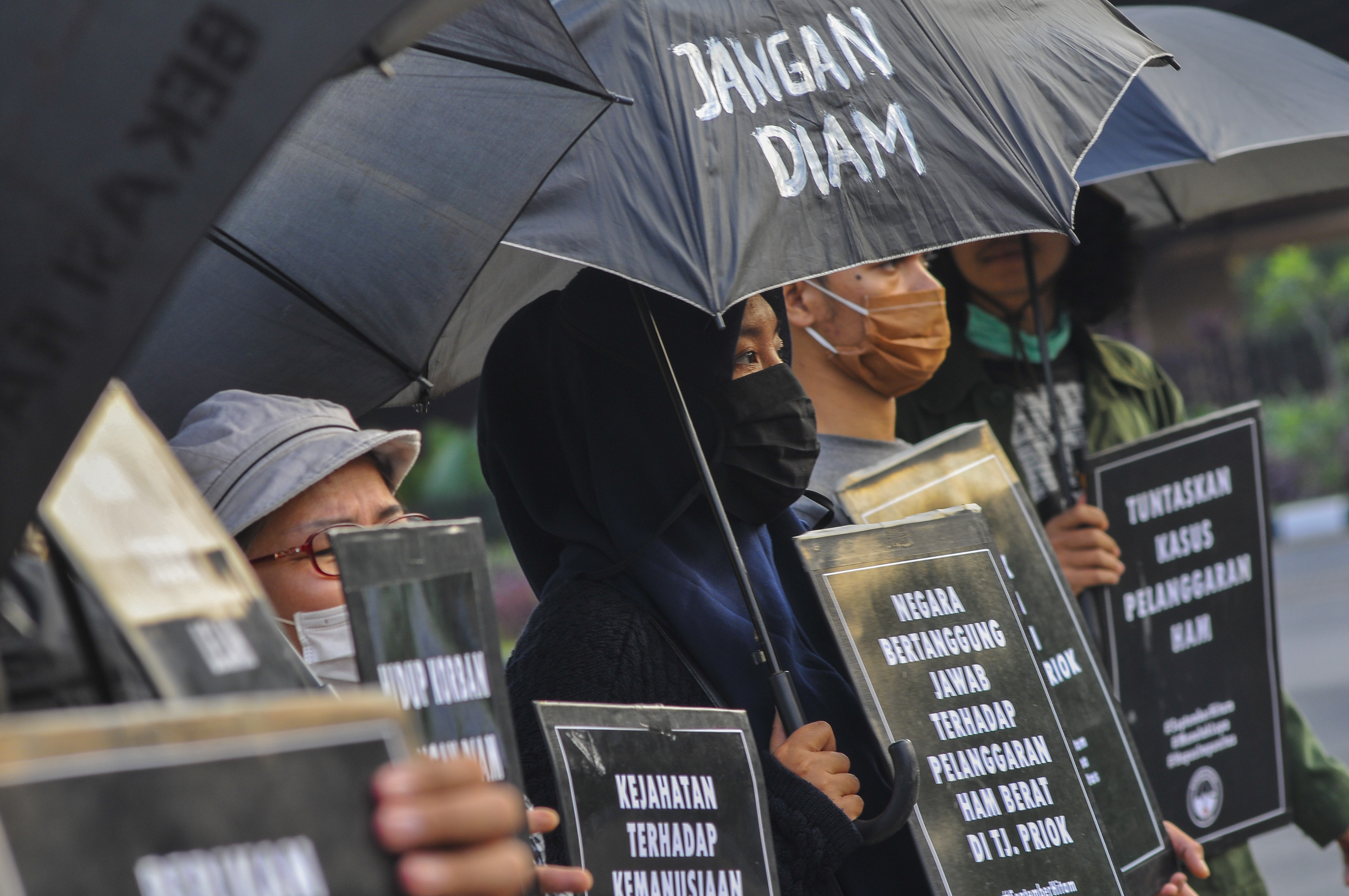 Sejumlah aktivis melakukan Aksi Kamisan di Kota Bekasi, Jawa Barat.