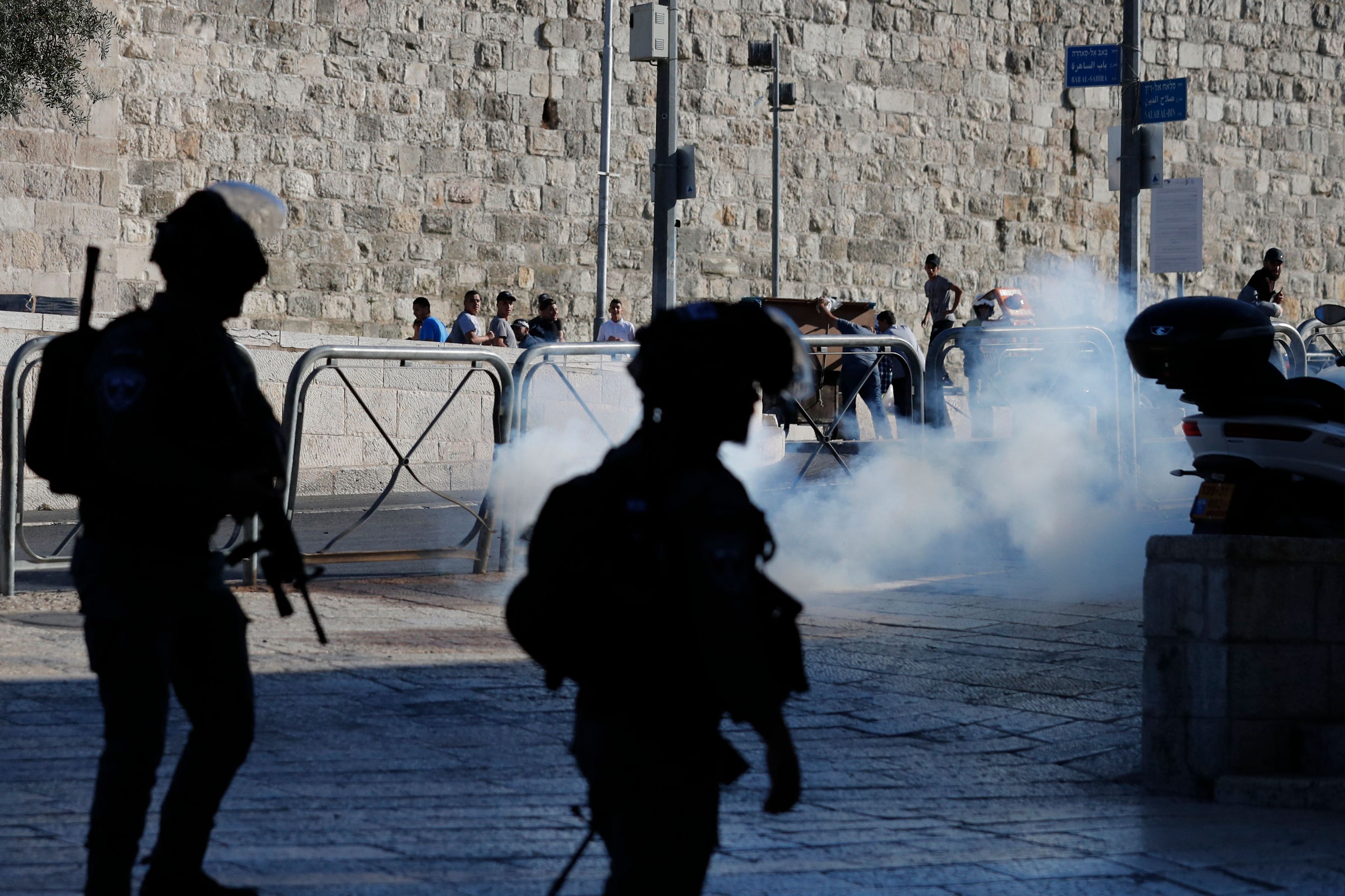 Petugas keamanan Israel menembakkan granat kejut selama protes untuk mendukung aktivis Palestina yang ditangkap.