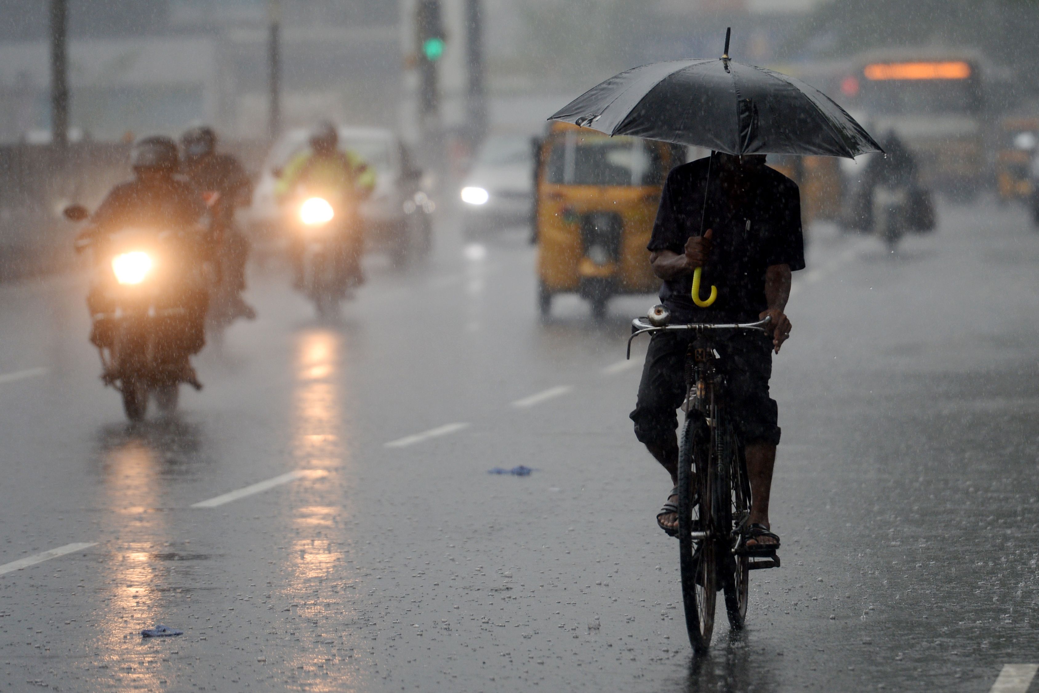 Hujan deras akibat Badai Monsun melanda wilayah Chennai, India.