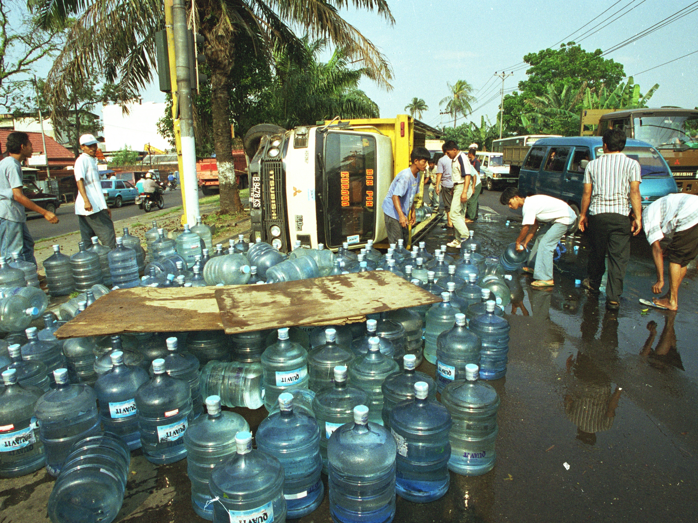 Truk membawa galon air mineral terbalik.