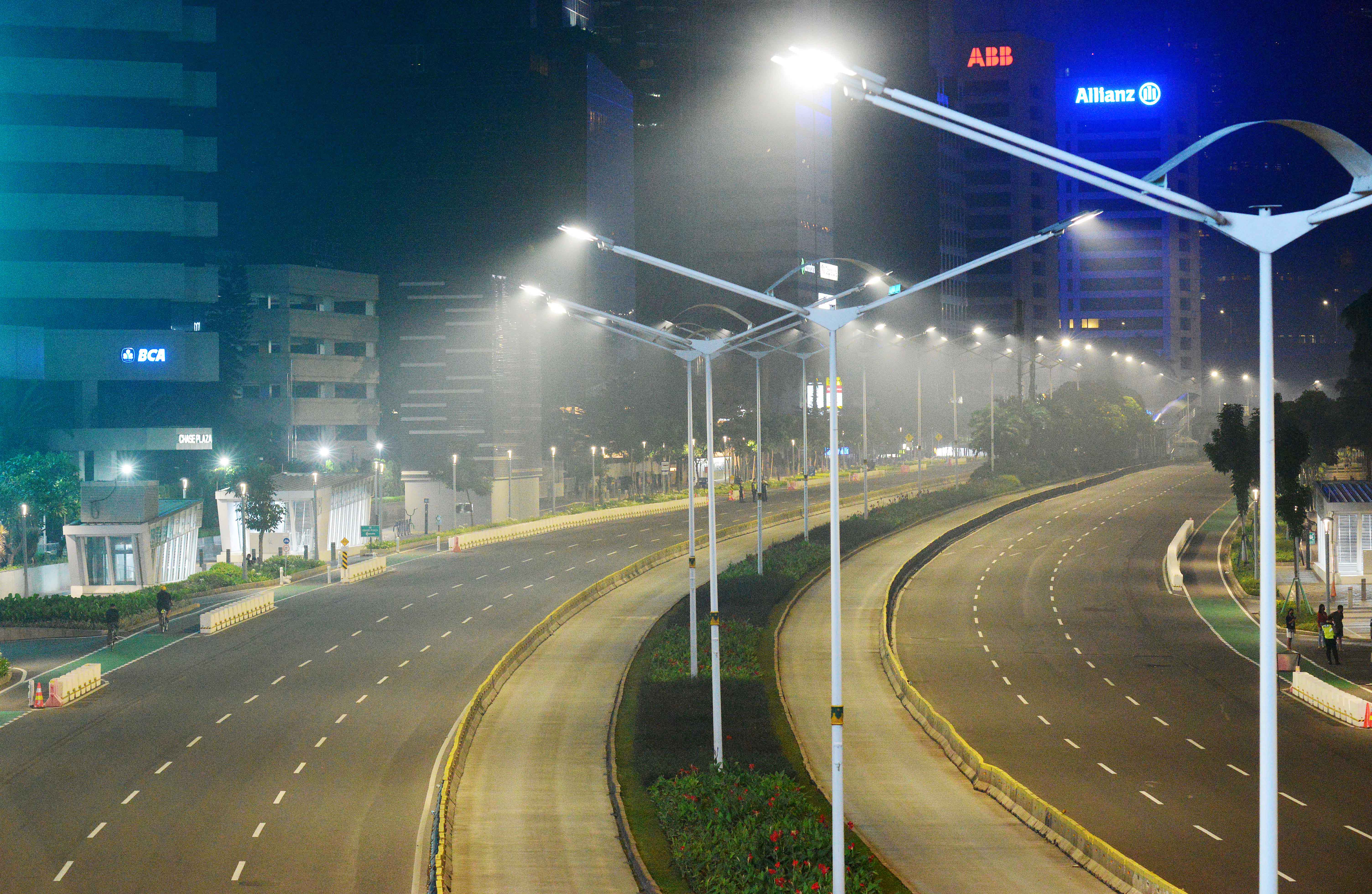 Ilustrasi suasana jalanan yang lengang di kawasan Sudirman, Jakarta.