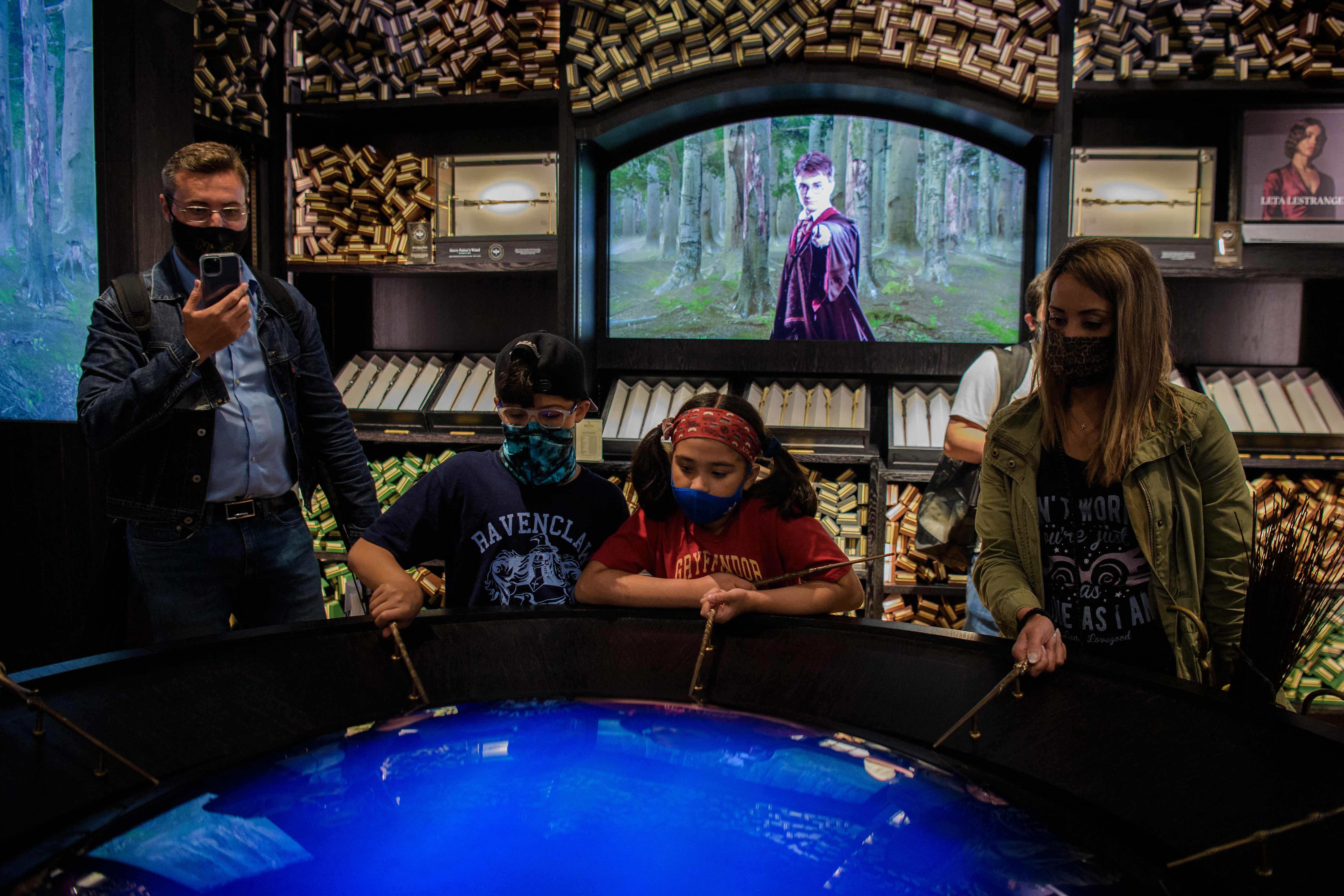 Sejumlah pengunjung berada di dalam toko Harry Potter terbesar di dunia yang berada di New York, Amerika Serikat.