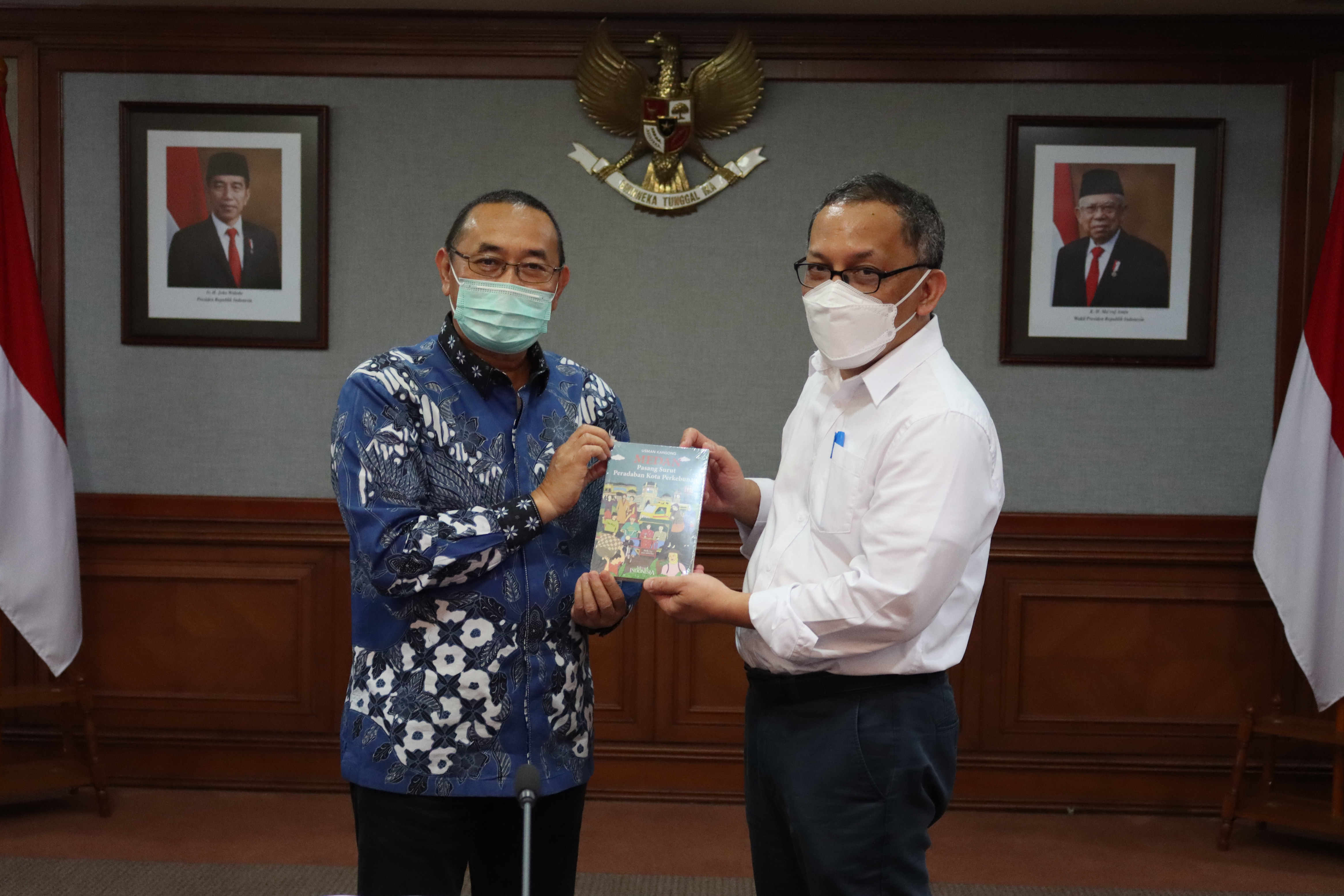 AUDIENSI MI DENGAN BRIN : Kepala BRIN Laksana Tri Handoko (baju putih) menerima kunjungan audiensi Media Indonesia untuk pengenalan program.