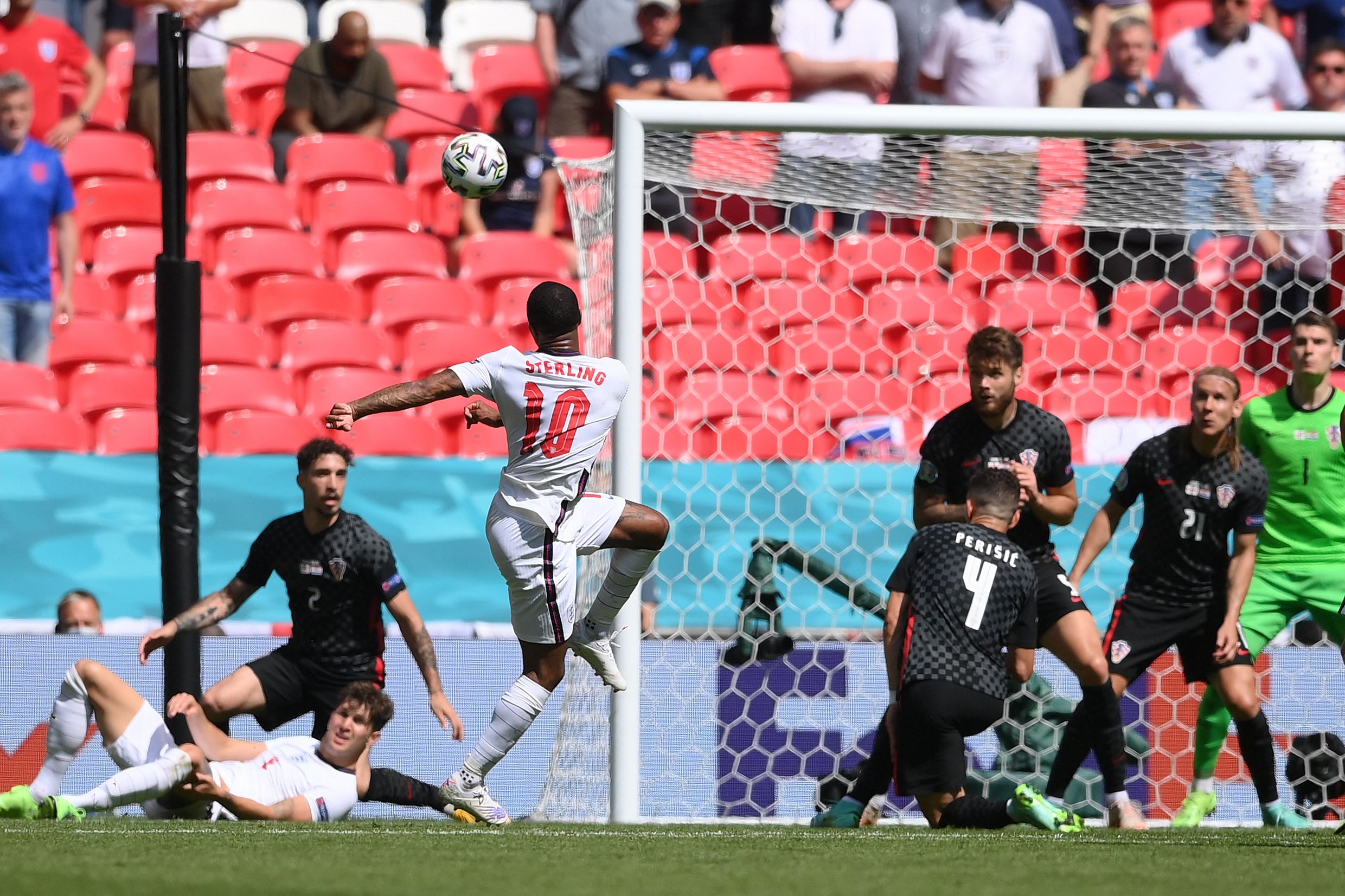 Aksi penyerang timnas Inggris, Raheem Sterling (ketiga dari kiri) di depan gawang timnas Kroasia pada laga Grug D Euro 2020.  