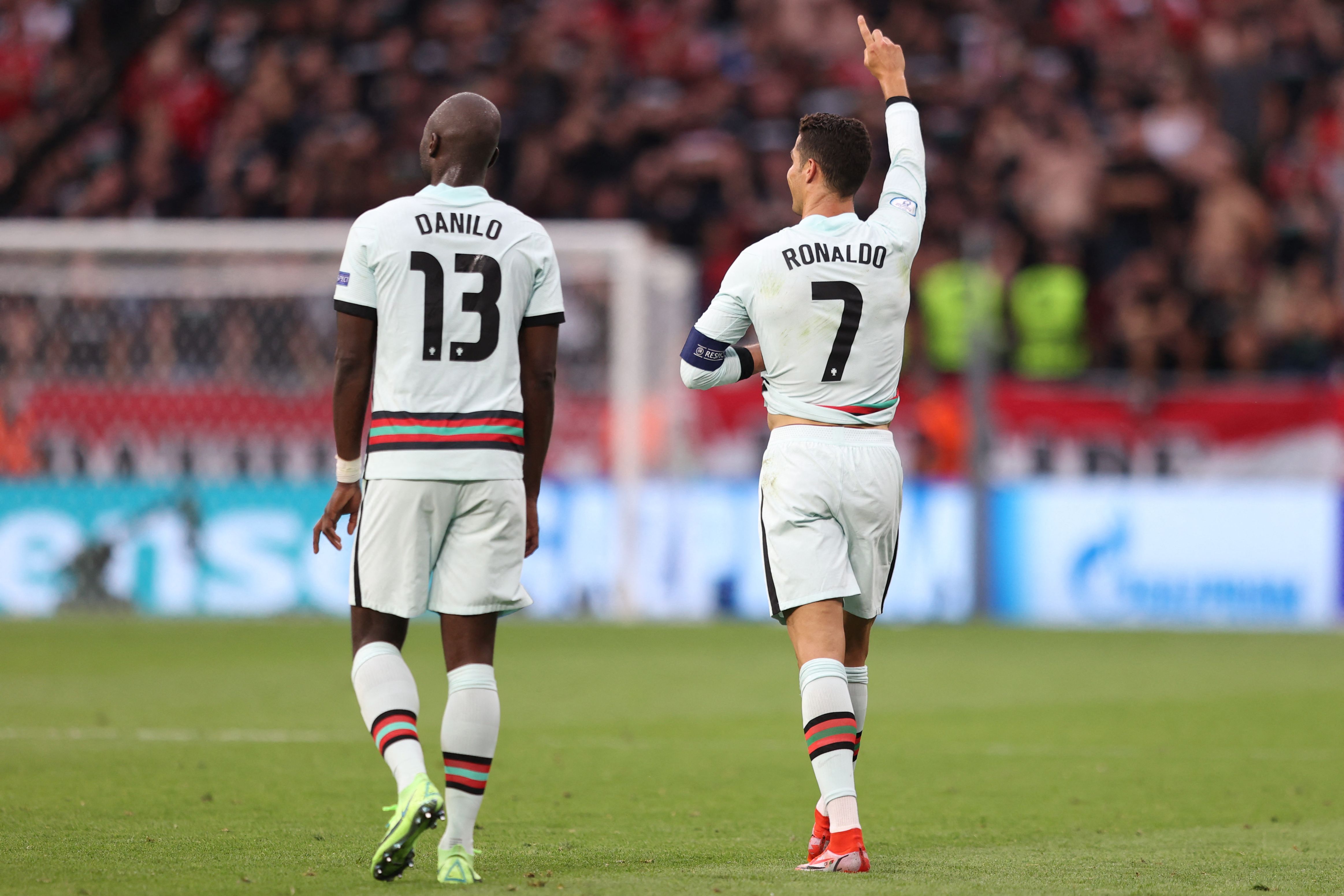 Cristiano Ronaldo merayakan kemenangan Portgal atas Hungaria