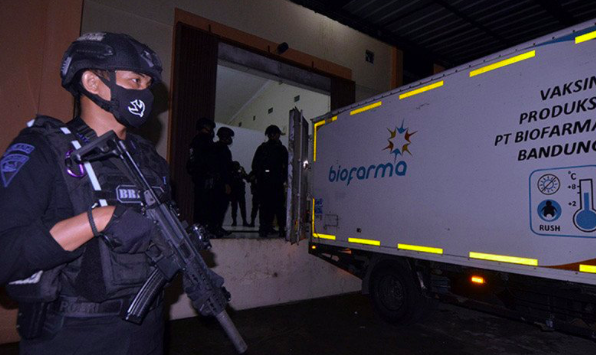 Polisi Kawal Kedatangan 2.780 Vial Vaksin Sinovac