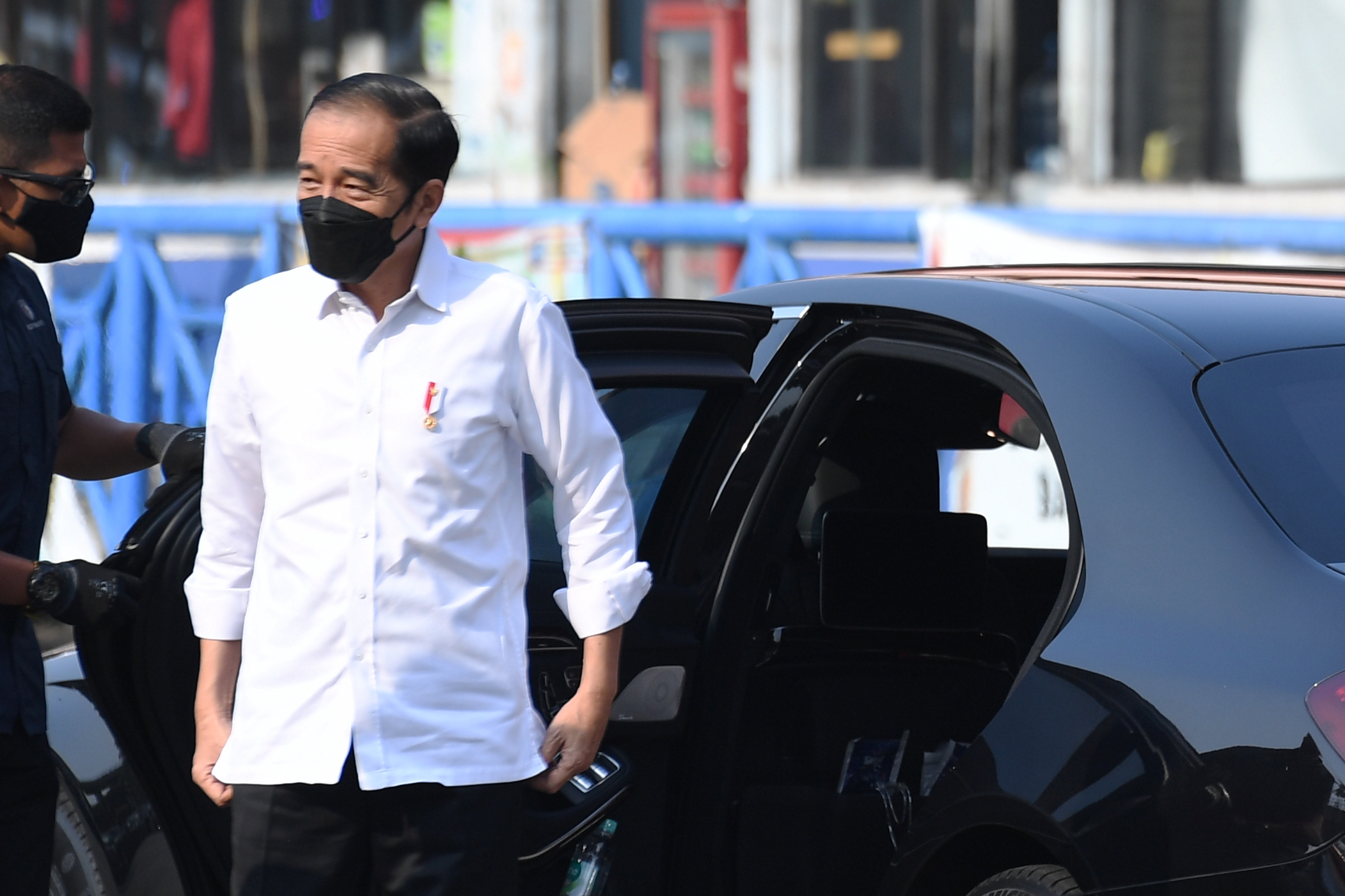Presiden Jokowi saat meninjau vaksinasi covid-19 di Terminal Kampung Rambutan, Jakarta.