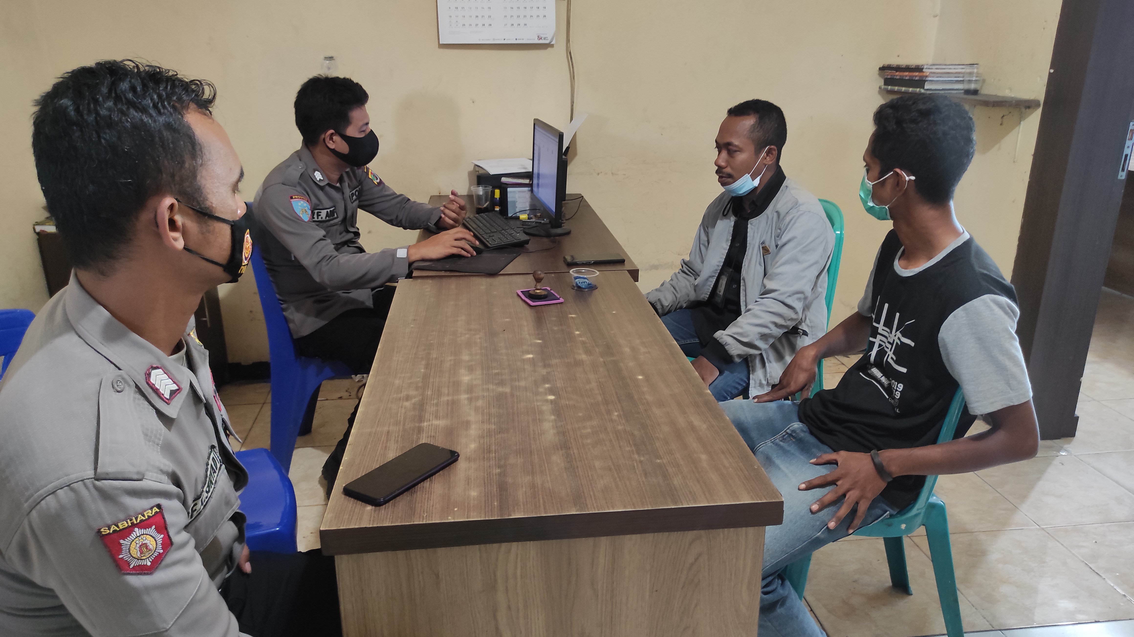 Wartawan SCTV Yanuarius Arlino Welianto (jeket abu-abu) melaporkan kasus kekerasan di SPKT Polres Sikka, Selasa (29/6)