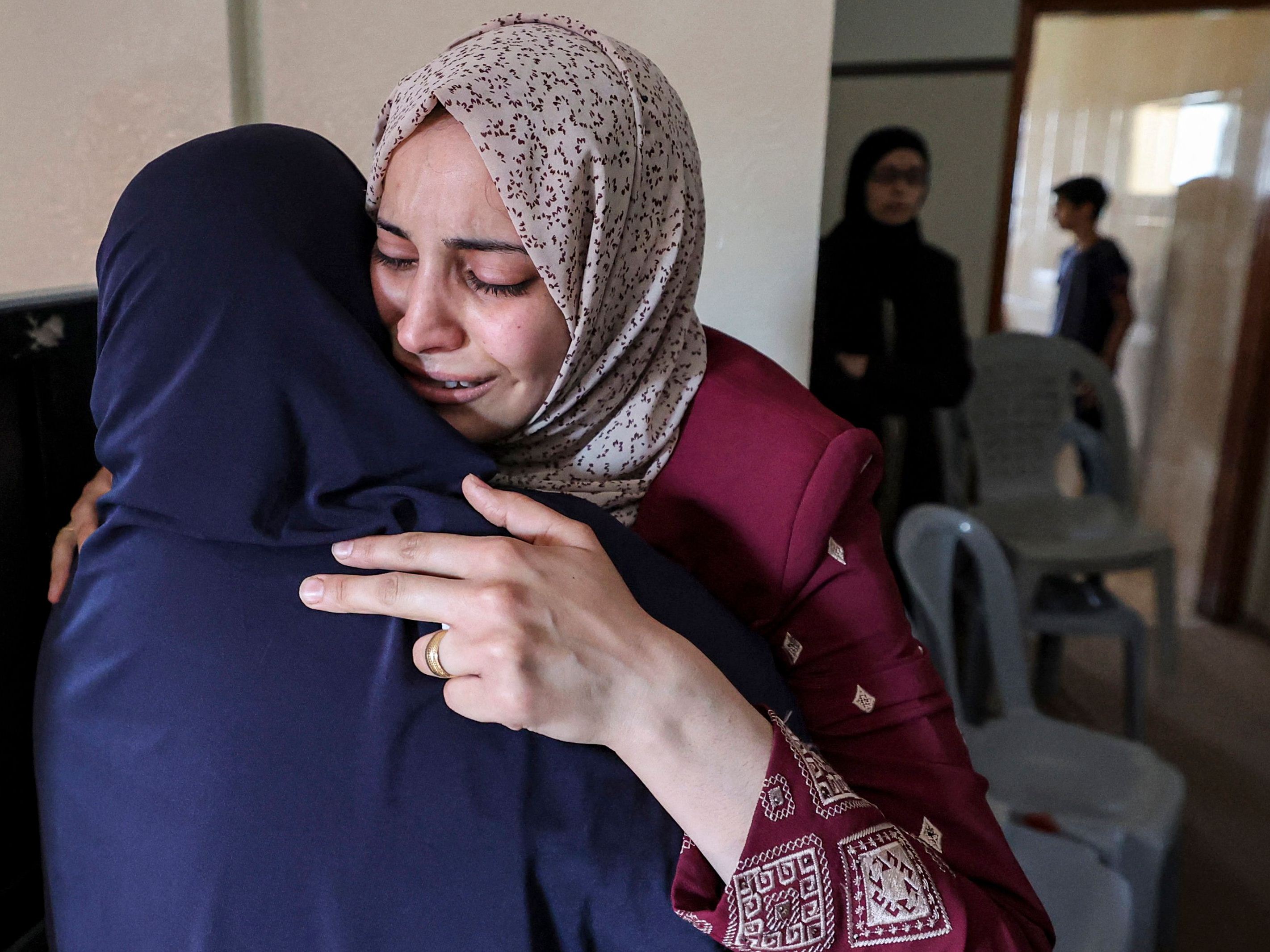 Kerabat anak laki-laki Palestina Obaida Dahdoh, yang terbunuh oleh proyektil yang tidak meledak, berduka.