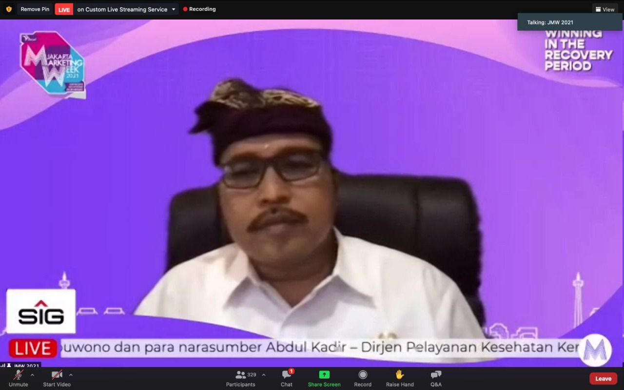 Kabag Humas dan Protokol Pemkot Denpasar, I Dewa Gede Rai saat menerima penghargaan Anugerah Humas Entrepreneurial Award secara virtual.