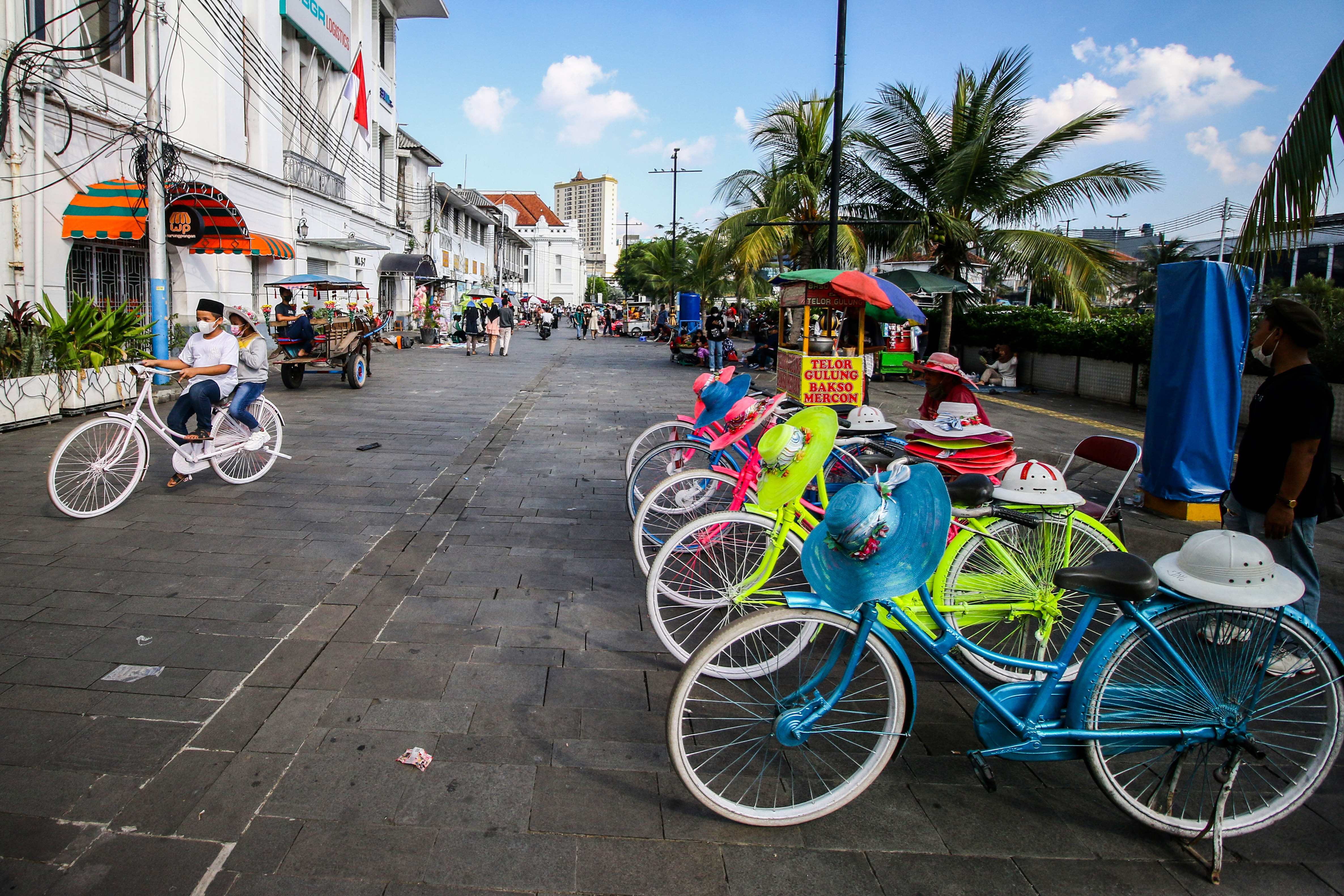 Pengunjung bermain sepeda di kawasan wisata Kota Tua, Jakarta.