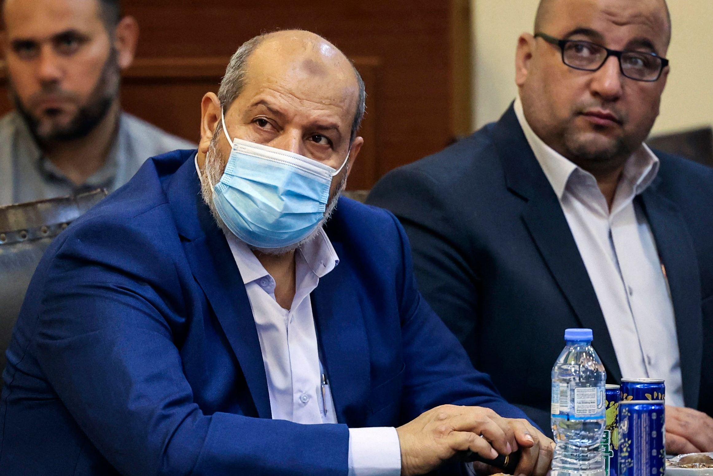 Khalil Hayya (jas biru).