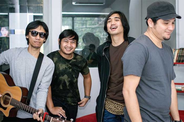 Dua Band Klasik dari Masa Silam