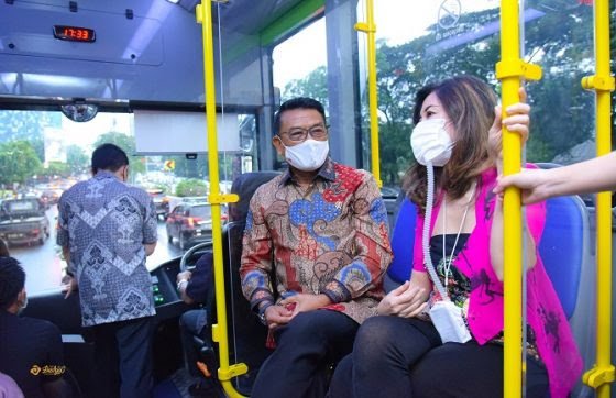 Ketua KSP Moeldoko bersama dokter Sonia Wibisono menjajal bus listrik 