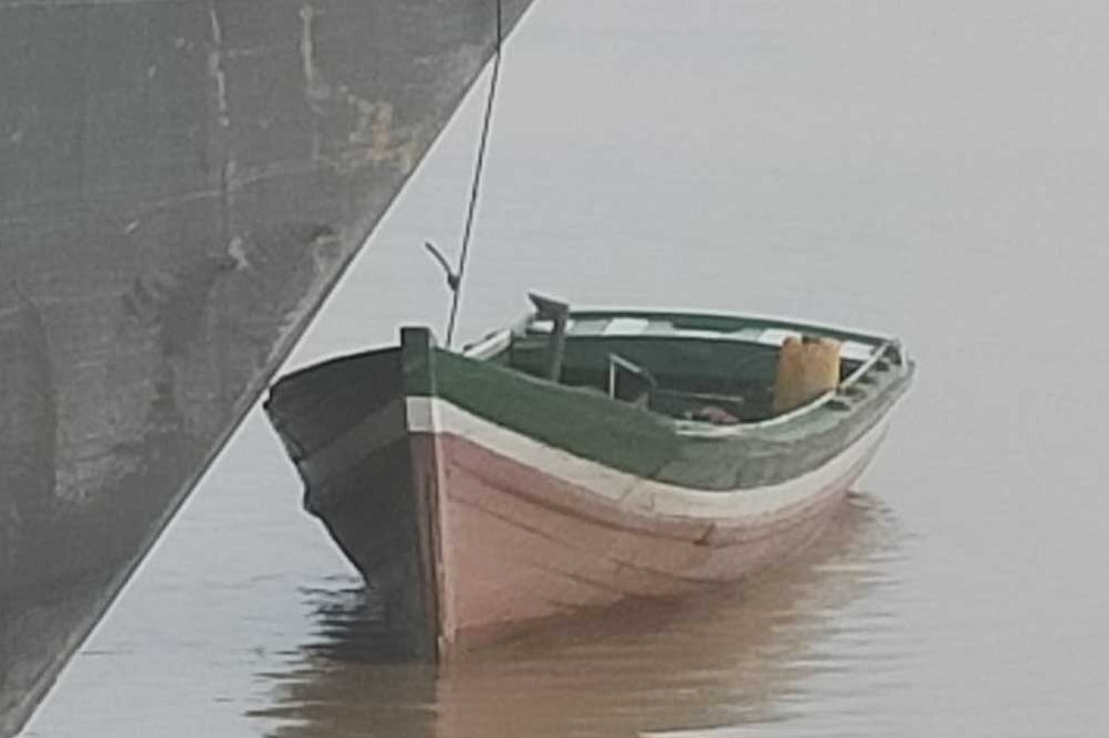 Kapal kayu bermesin kecil (pompong) yang mengalami kecelakaan di alur pelayaran Sungai Pengabuan.
