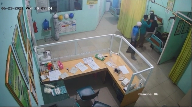 Rekaman CCTV pemukulan terhadap tenaga kesehatan oleh warga (baju hitam) di Puskesmas Pameungpeuk, Kabupaten Garut, Rabu malam (23/6)