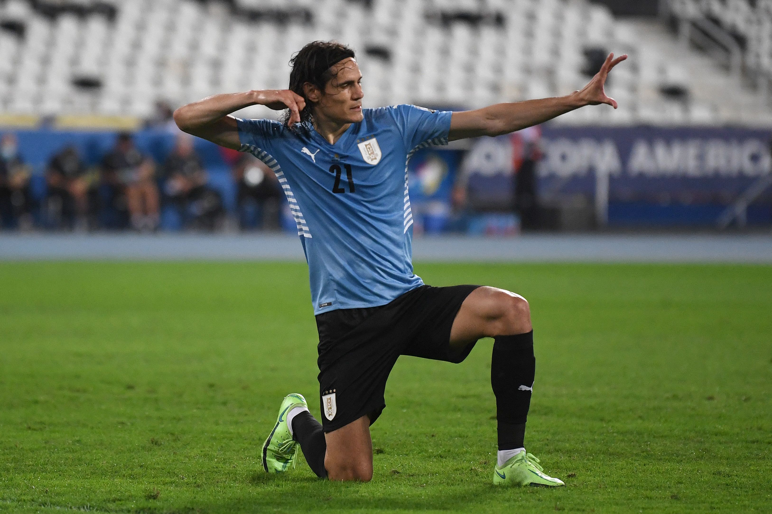 Penyerang Uruguay Edinson Cavani melakukan selebrasi usai mencetak gol ke gawang Paraguay di laga Copa America.