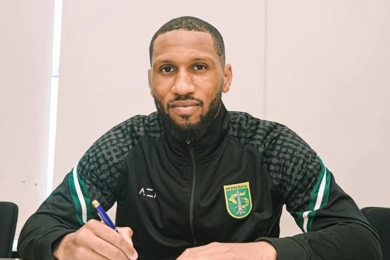 Pemain asing Persebaya Alie Sesay saat penandatanganan kontrak di Surabaya, hari ini.