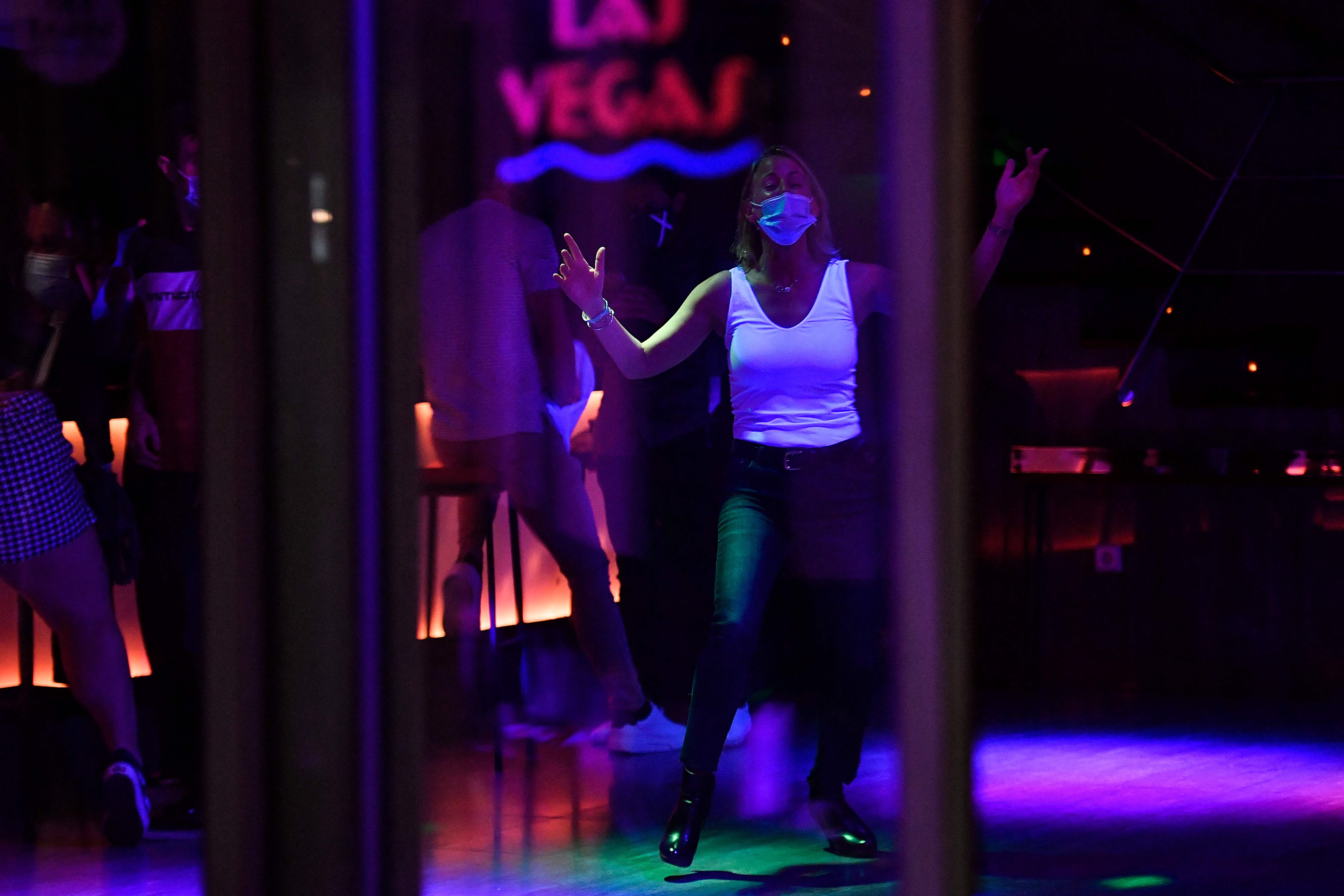 Spanyol Izinkan Klub Malam Buka Hingga Pukul 03.00