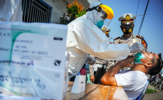 Pengendara menjalani tes cepat antigen di gerbang keluar Tol Cileunyi, Kabupaten Bandung, Jawa Barat, Minggu (25/4/2021).