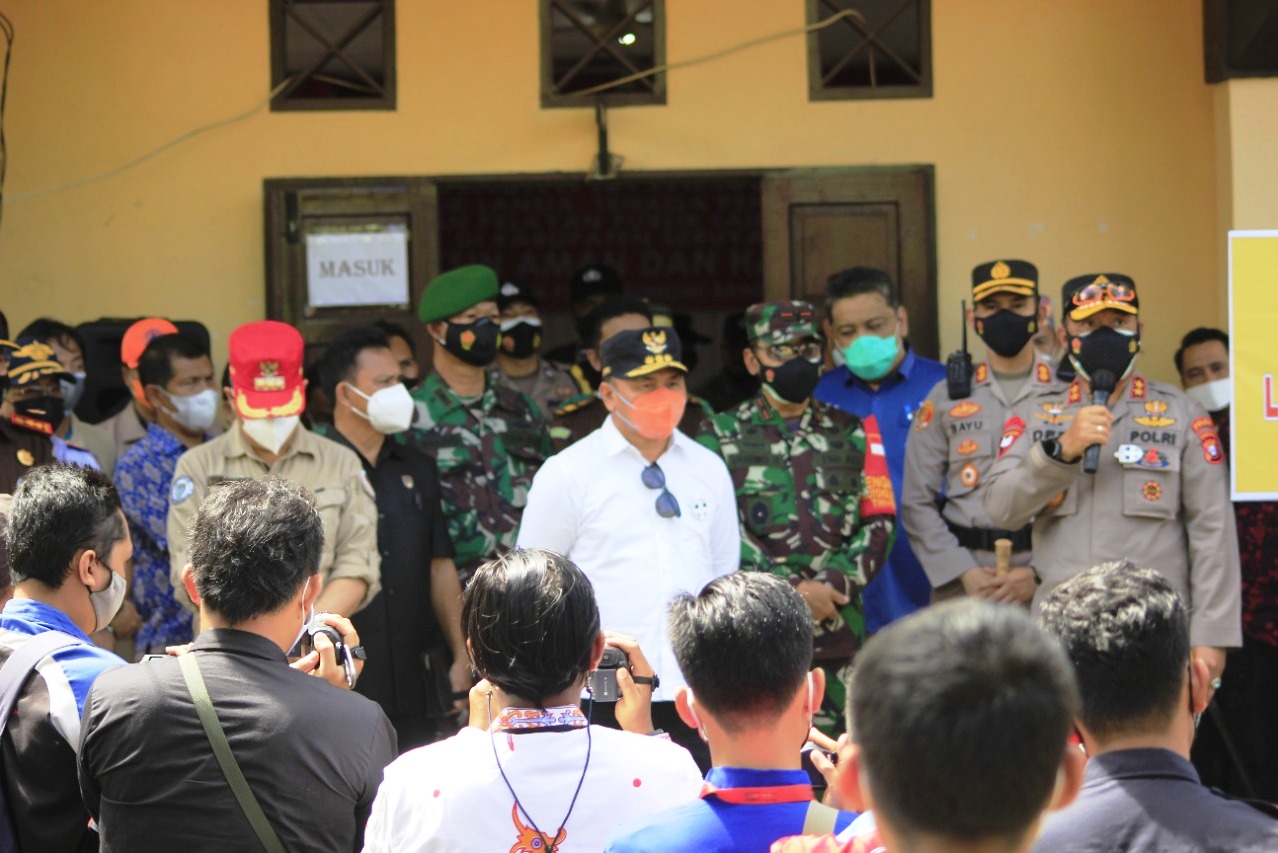 Gubernur Kalteng Sugianto Sabran saat meninjau vaksinasi massal di Kabupaten Seruyan, Kamis (10/6).