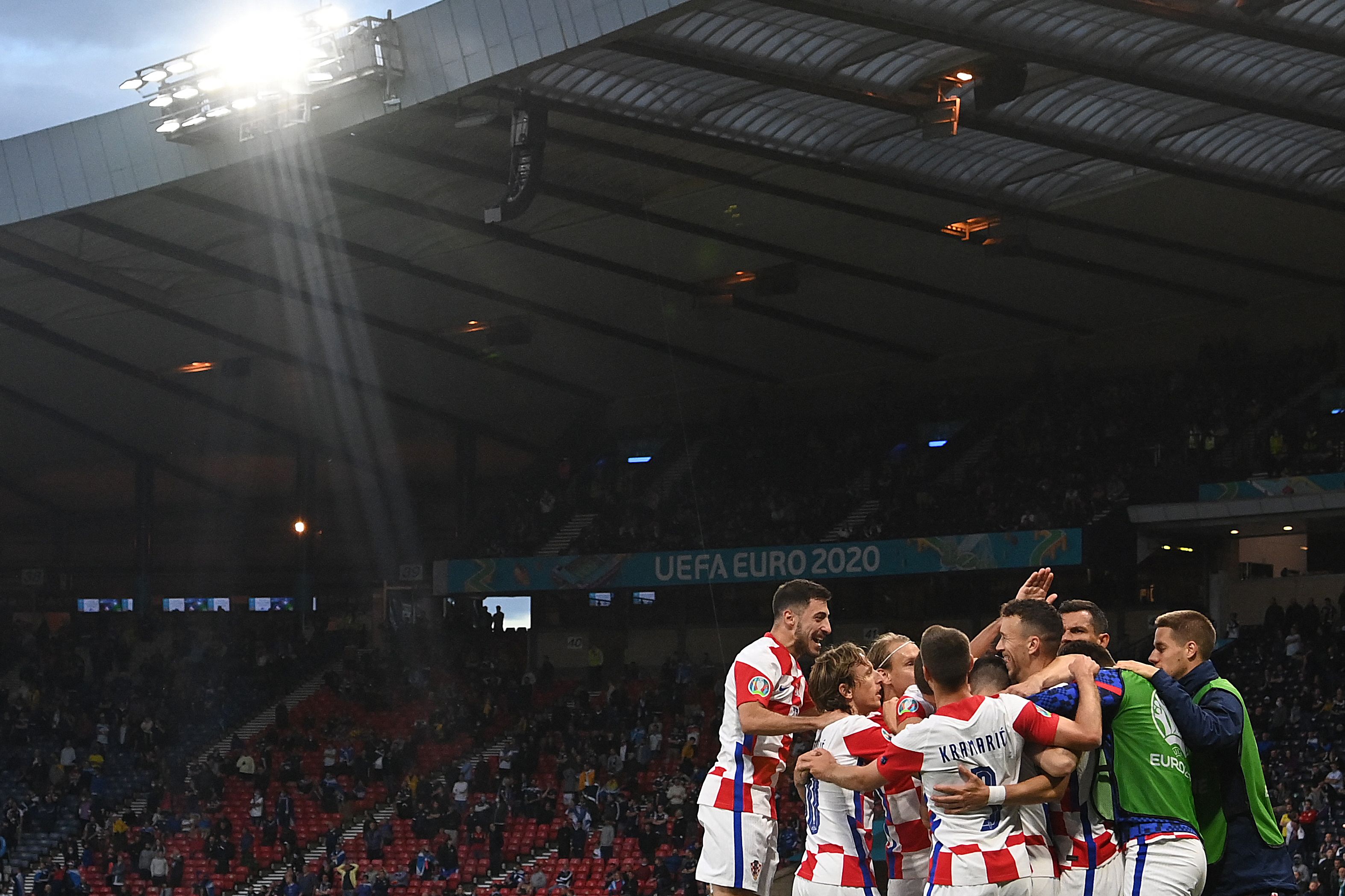 Pemainkroasia merayakan gol ke gawng Skotlandia