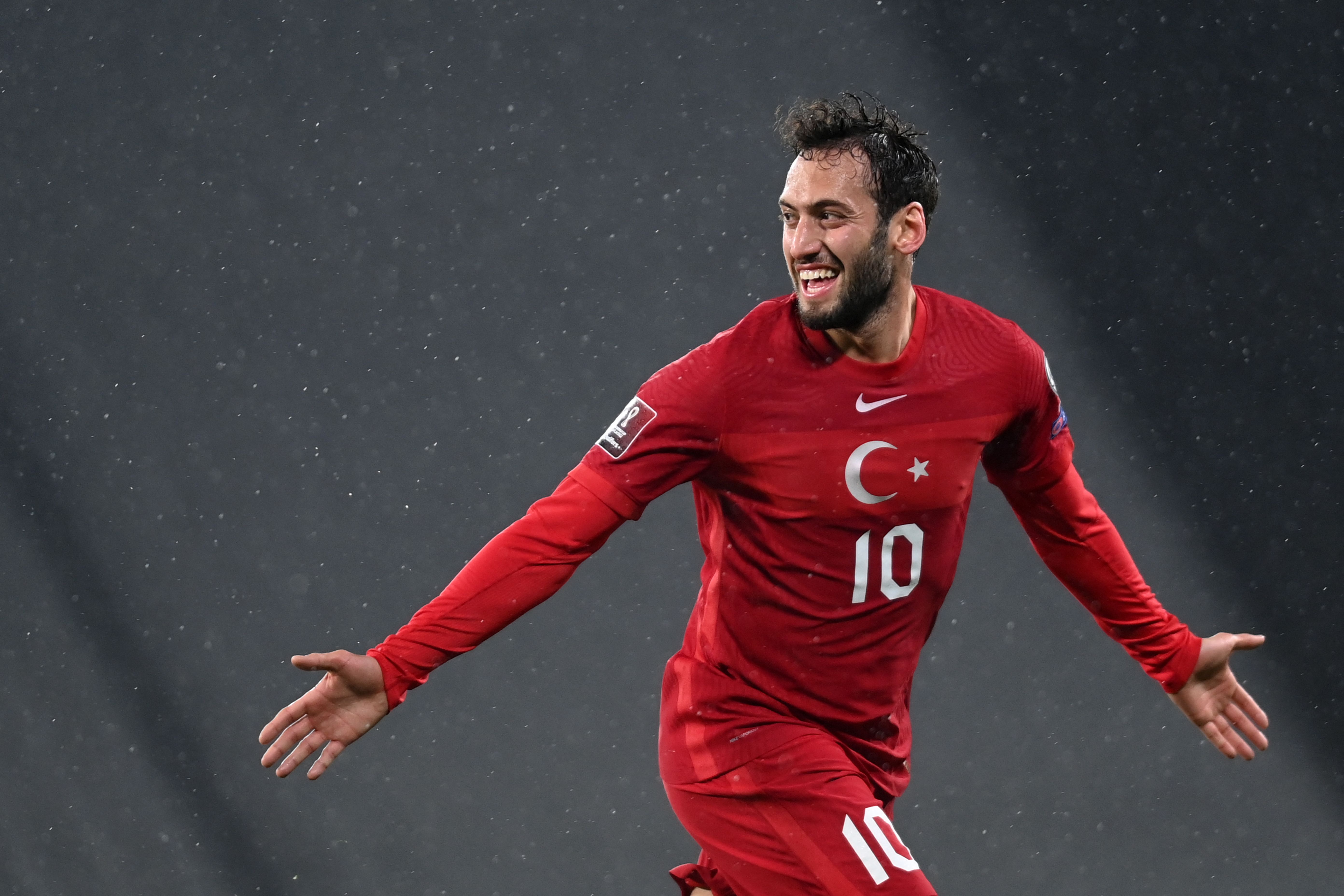 Gelandang Turki Hakan Calhanoglu