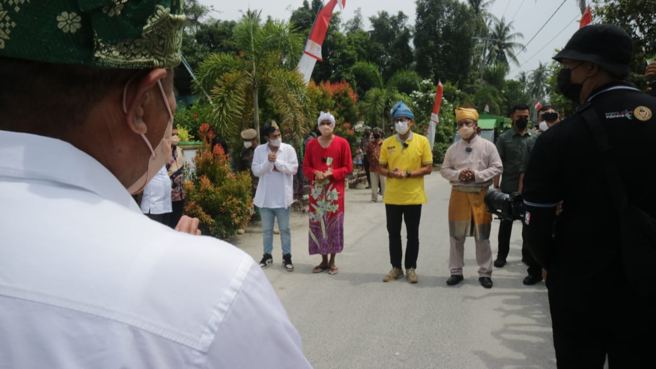 Menparekraf Sandiaga Salahudin Uno disambut saat mengunjungi Desa Wisata Desa Denai Lama, Deli Serdang, Sumatra Utara. 