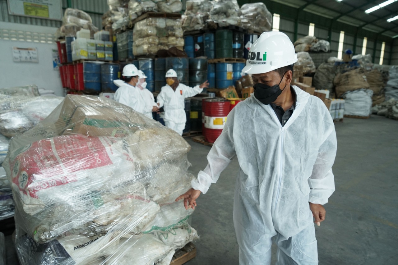 Rektor USU Muryanto Amin meninjau pabrik pengolahan limbah