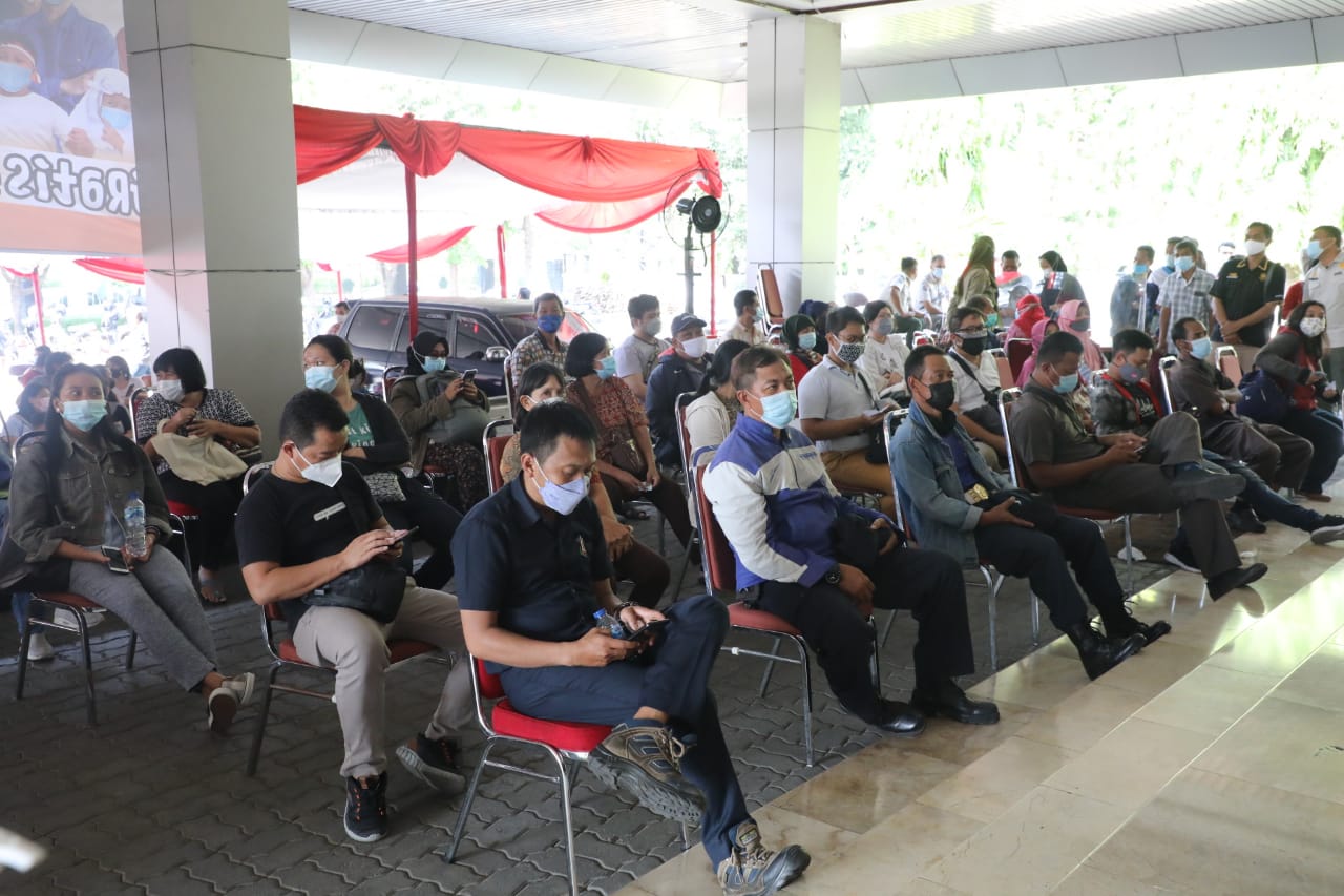 Minat Vaksin di Jateng Tinggi, Ganjar Ikut Tertibkan Antrean