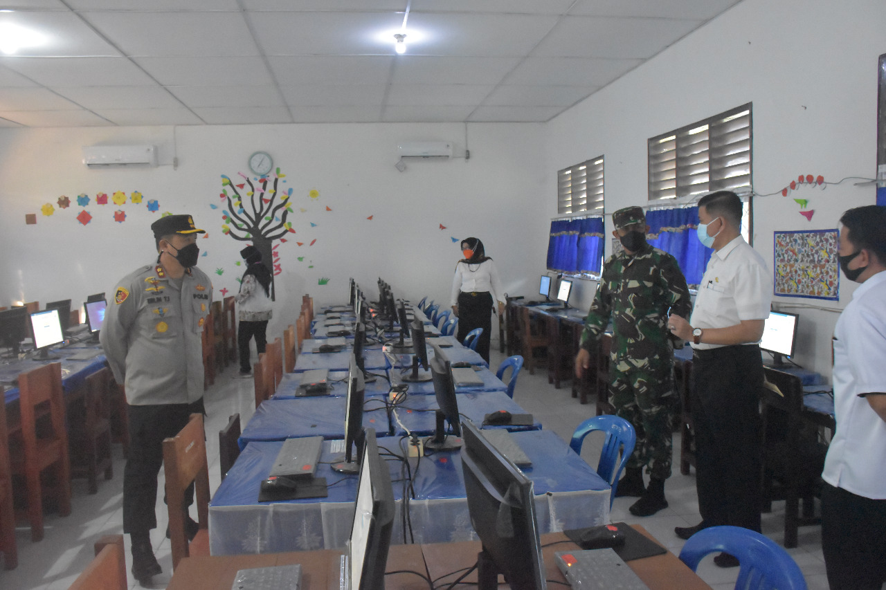 Kapolres Muba dan Dandim Muba meninjau penerapan prokes menjelang PTM di SDN 8 dan SMP Negeri 1 Sekayu, Rabu (9/6).