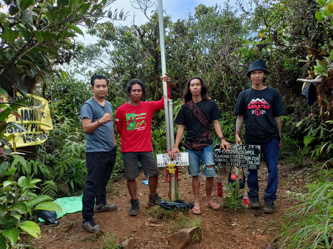 Tim Ekspedisi Meratus saat mendaki puncak Gunung Kahung, Kabupaten Banjar, Kalimantan Selatan.