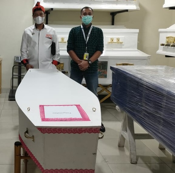 Ketua Badan Buruh dan Pekerja Pemuda Pancasila (B2P3), Jamaluddin Suryahadikusuma menjemput dua jenazah ABK di Bandara Soeta, Rabu (16/6) ma