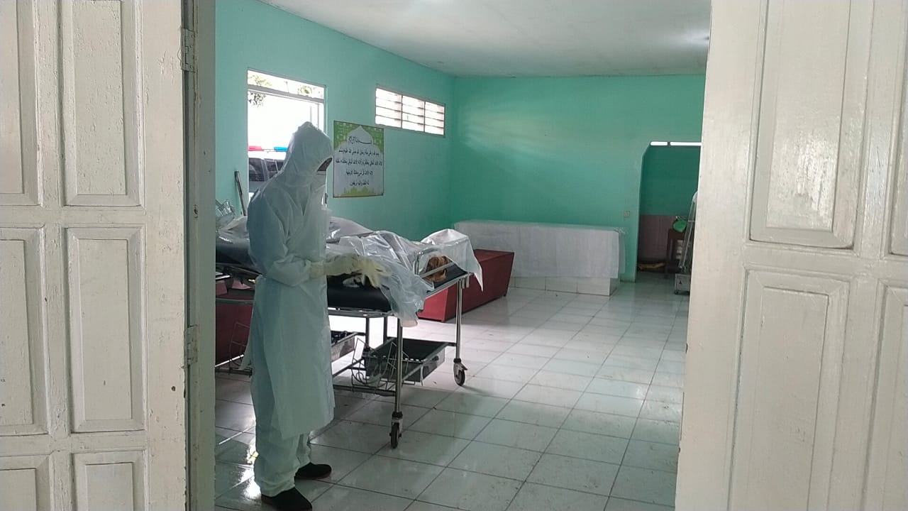 Petugas RSUD Brebes di Kamar Mayat.