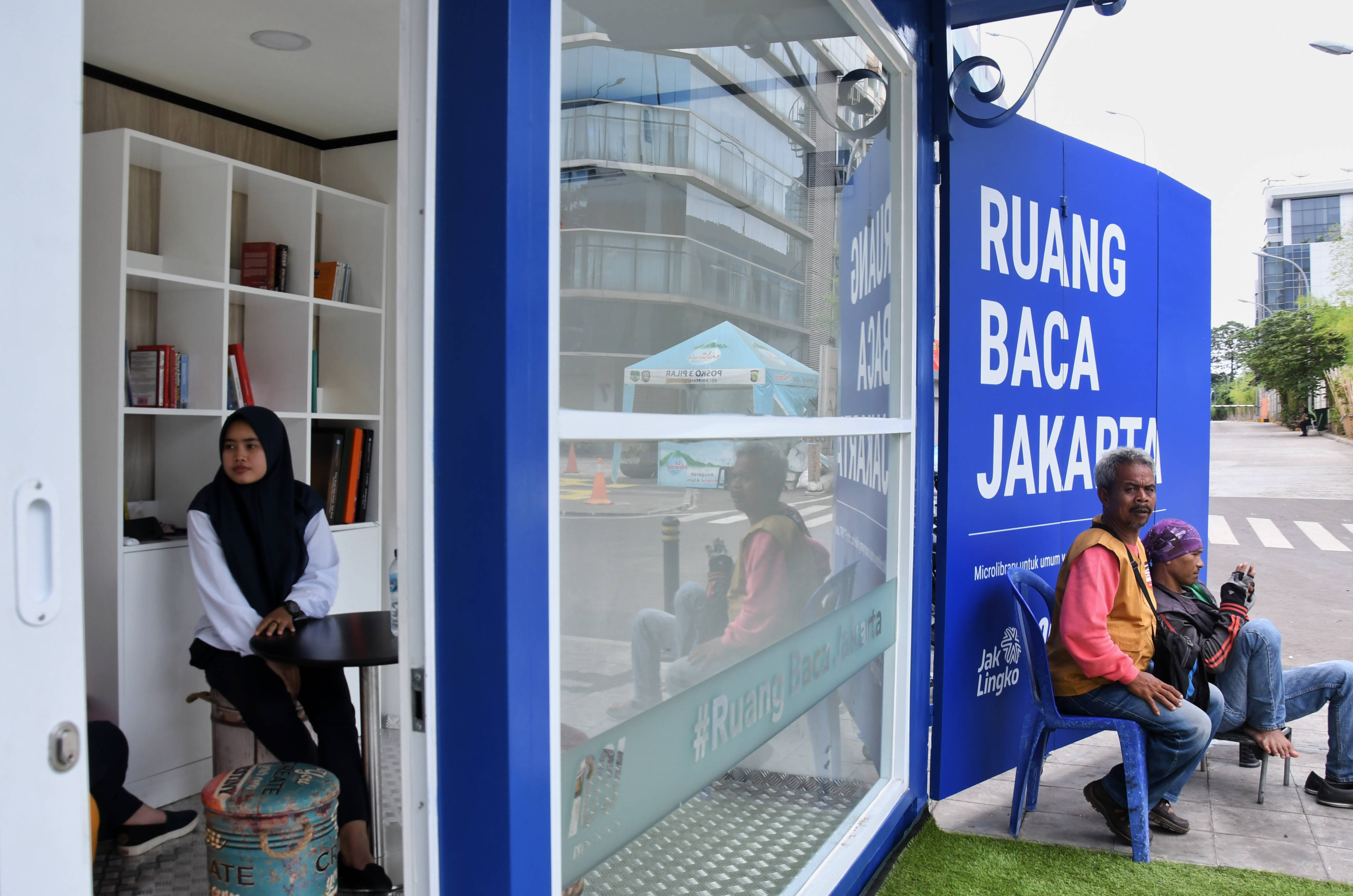  Warga tengah membaca buku di Ruang Baca Stasiun MRT Dukuh Atas, Jakarta.