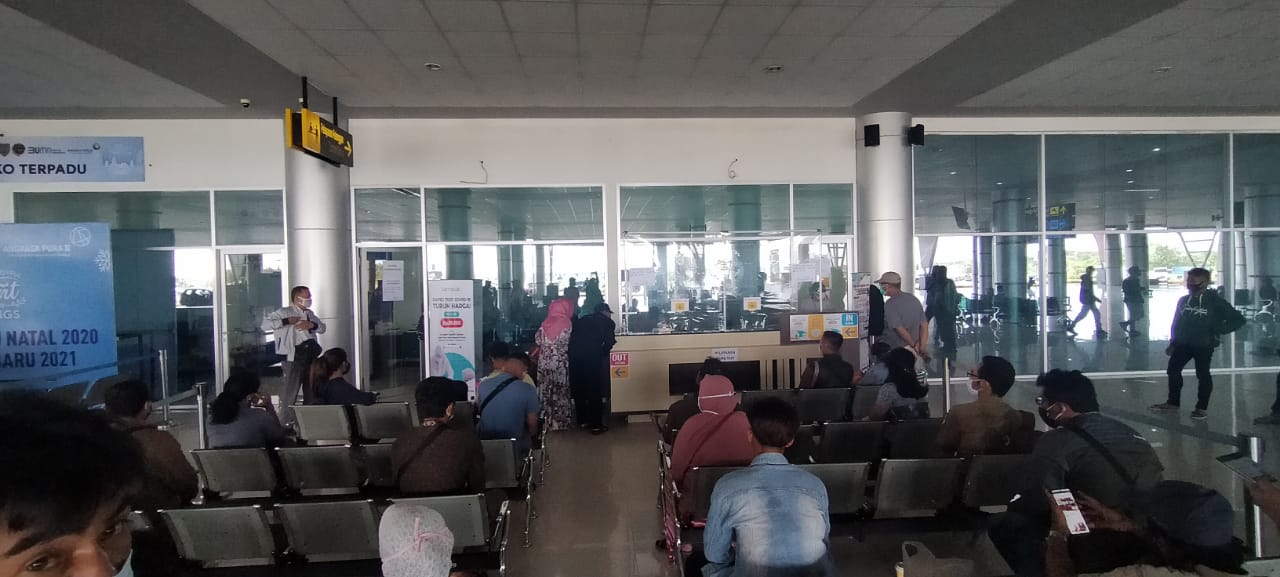 Antrian tes swab antigen di Bandara Tjilik Riwut Palangka Raya, Kalteng.