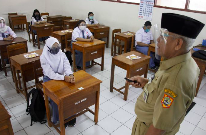 Siswa SMA Negeri 3 Solo mengikuti simulasi Pembelajaran Tatap Muka dengan menerapkan protokol kesehatan Covid-19, Senin (2/11/2020).